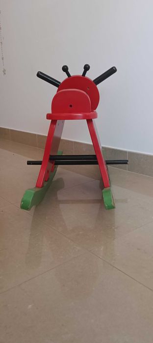 Baloiço joaninha madeira criança.