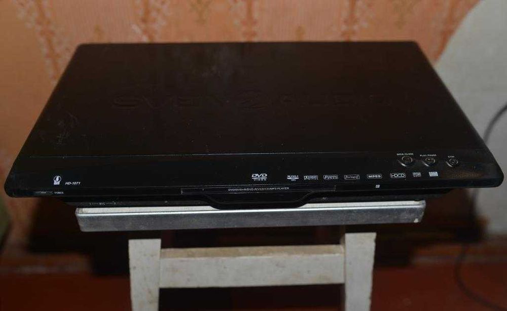 Три DVD, з/ч до відеомагнітофонів, тощо