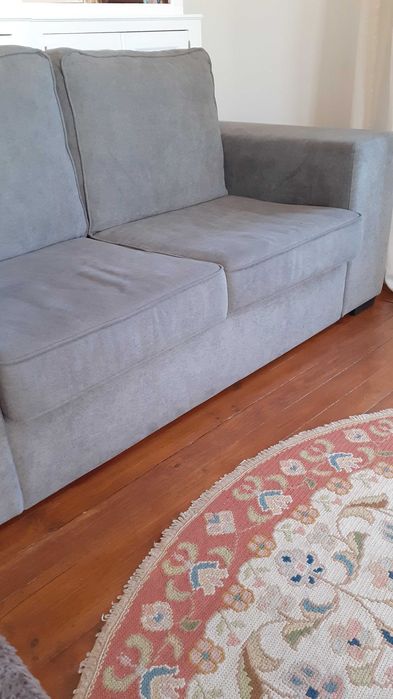Sofá cinzento de dois lugares