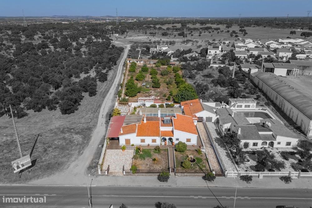 Moradia T4 com piscina e garagem