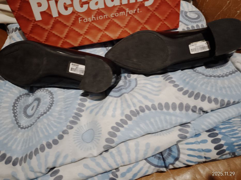 Sapatos novos de muito boa qualidade pretos e brilhantes