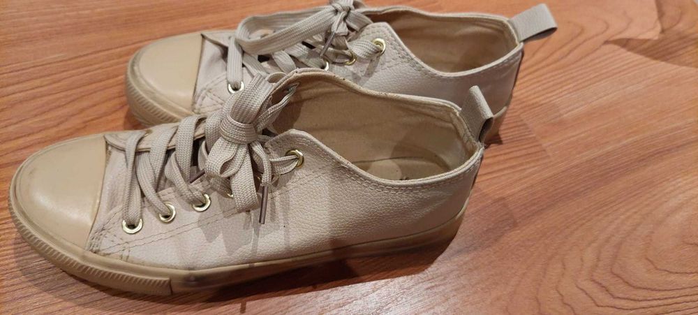 Ténis de material impermeável