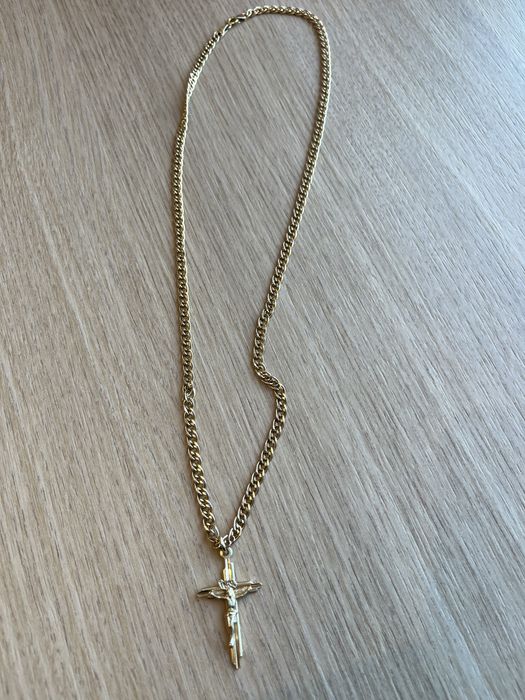 Złoty łańcuszek z krzyżem