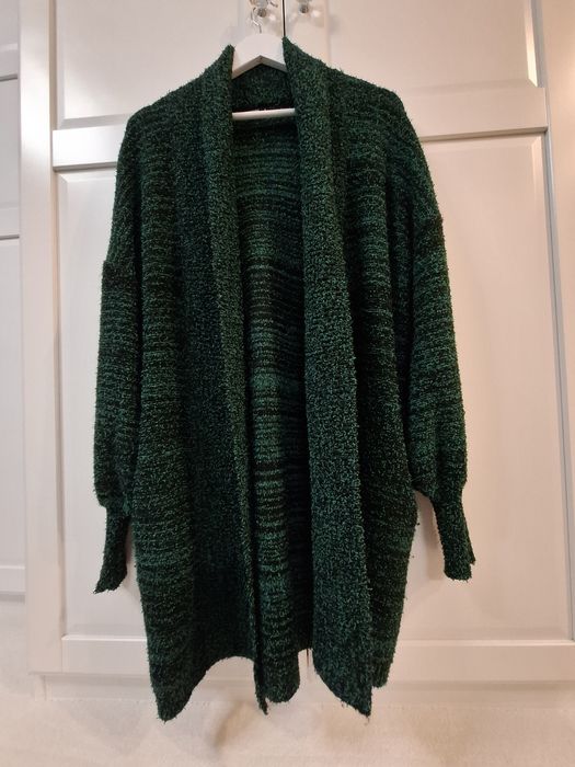 Długi oversize sweter Reserved czarno-zielony boucle rozm. S