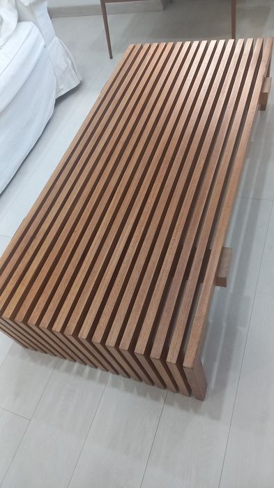 Mesa de centro ripado de madeira  maciça com design moderno