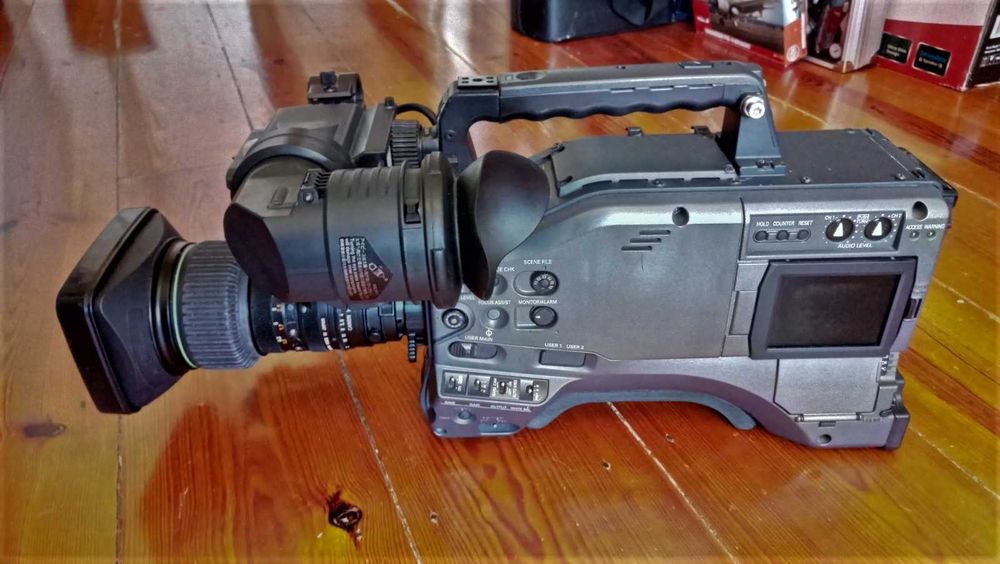Câmara Panasonic AG-HPX500 P2 com acessórios + tripé Sachtler 20II