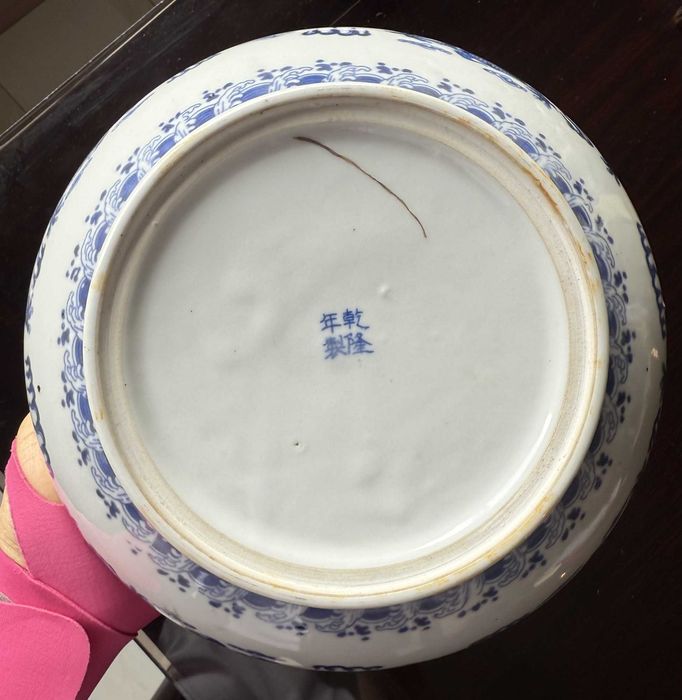 Taça-incensário chinesa em porcelana azul e branca com dragões