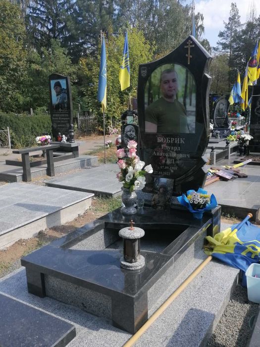 Пам'ятники  Меморіальні Комплекси Вироби з граніту