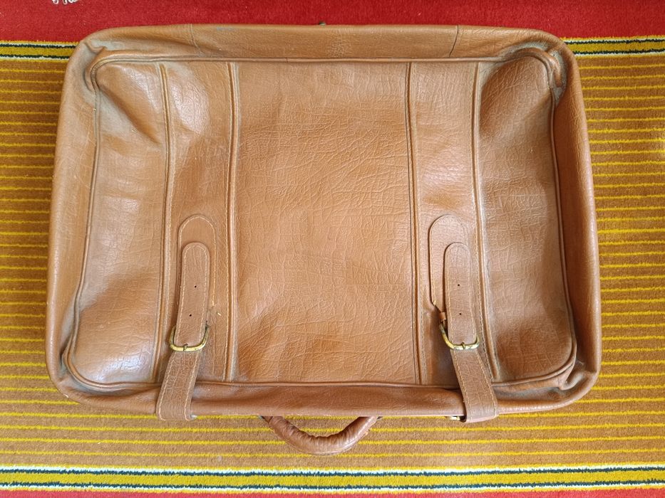 Валіза дорожня коричневого кольору,часів СРСР в гарному стані.