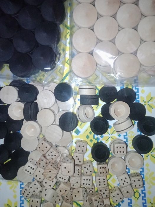 Шашки фішки кубики заріки