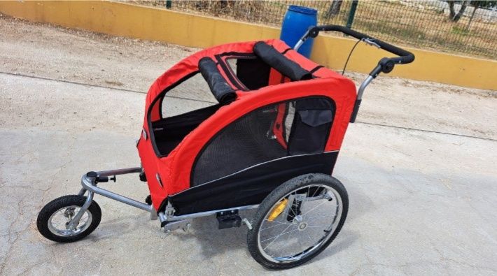 Caro de passeio para duas crianças