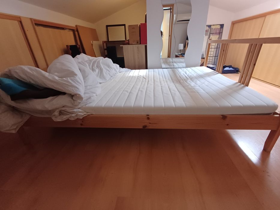 Cama de casal do ikea