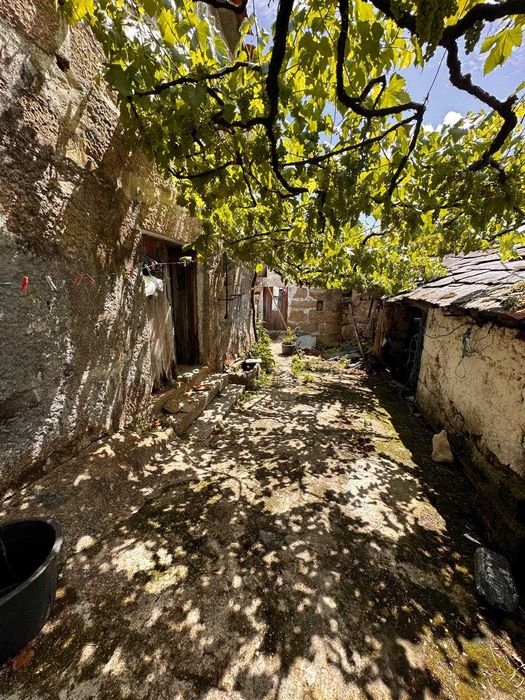 Casa de pedra com terreno em aldeia, em Penafiel