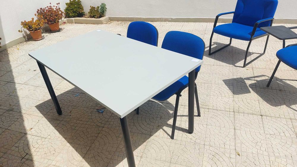 Móveis  cadeiras e mesas Formação