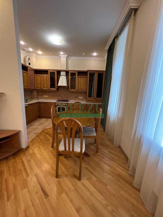 Продаж 2к.квартири 110м2  вул. Хрещатик 15, Пасаж