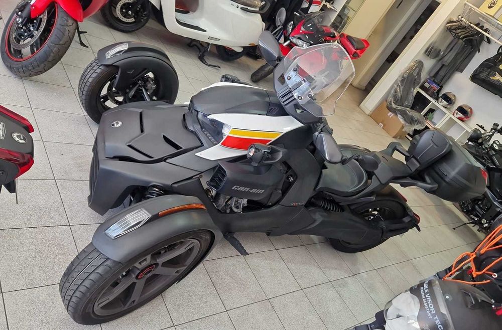 Vendo Can-am Ryker 900 de 2021 com 29000km extras: banco passageiro, viseira, proteçães de mãos, mala lateral e top case.