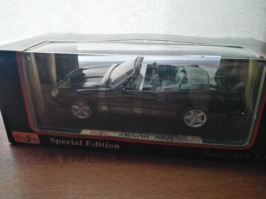 Модель автомобіля 1/18 MAISTO - JAGUAR - XK8 SPIDER 1996