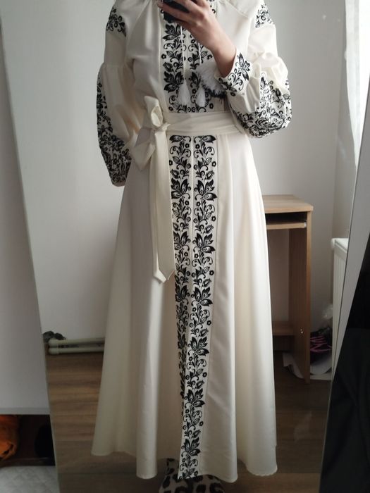 Вишита довга  сукня