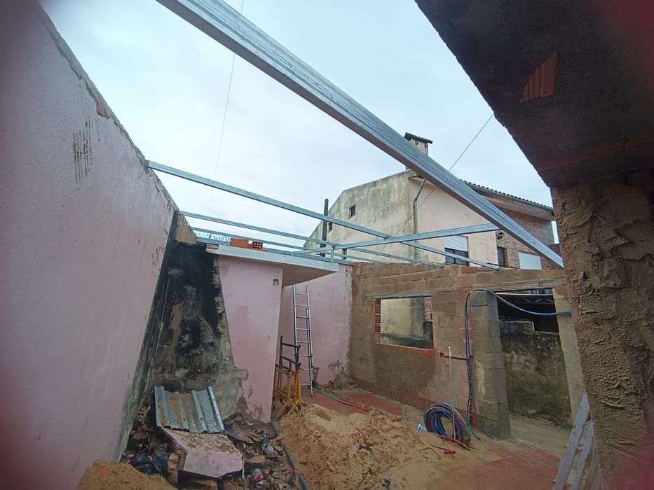 Reconstrução de telhados e coberturas com problemas de infiltração