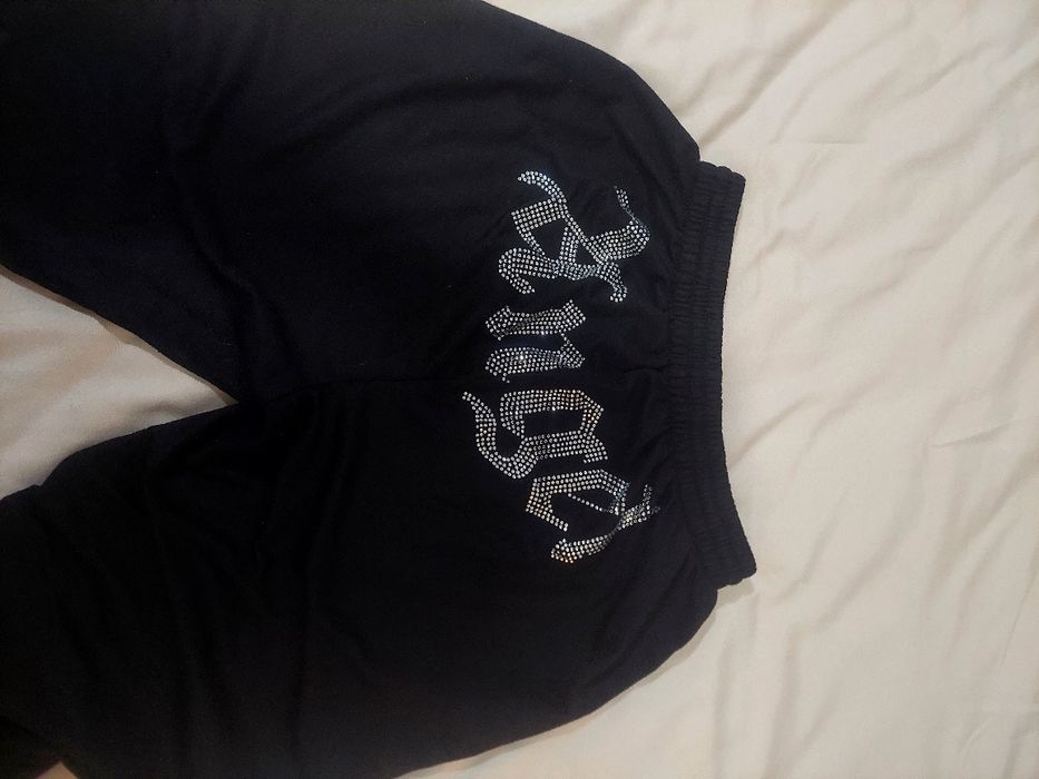 Calças pretas com escrito na traseira, Como novas!