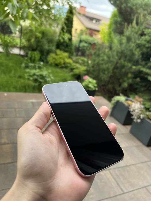 iPhone 15 różowy stan igła