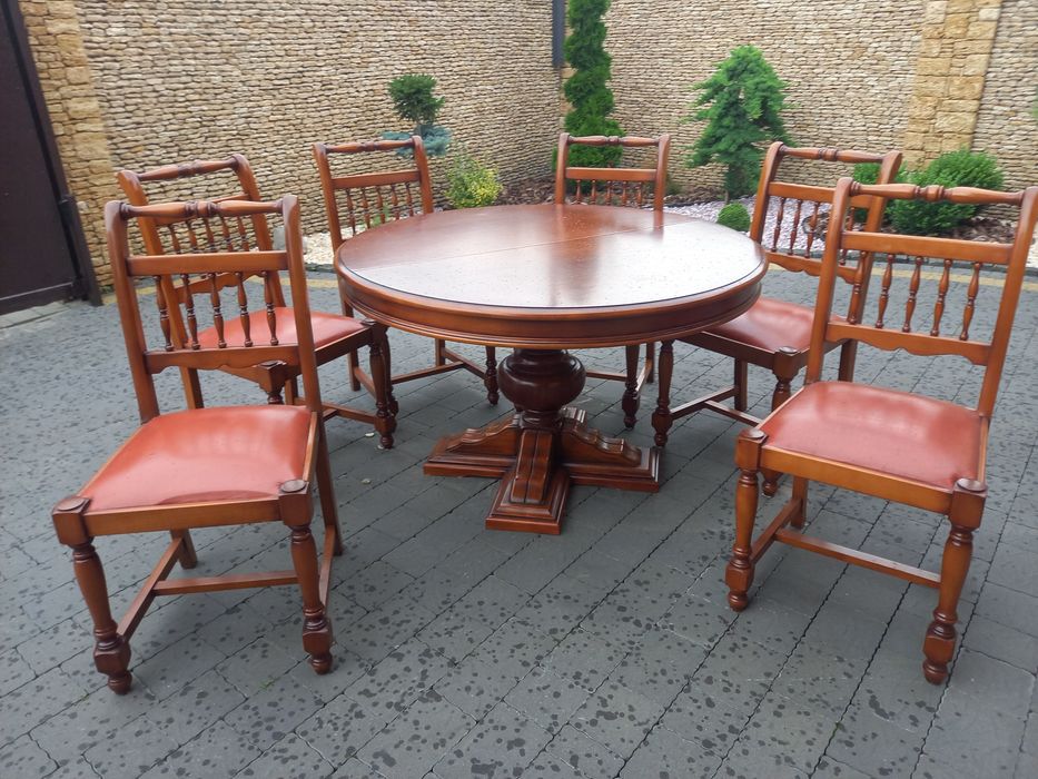 Стіл розкладний та 6 крісел.