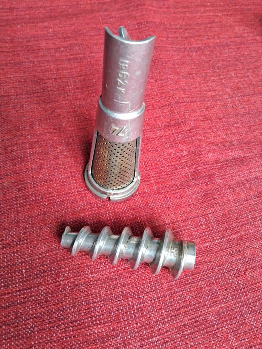 Соковыжималка приставка к ручной мясорубке для томатов.