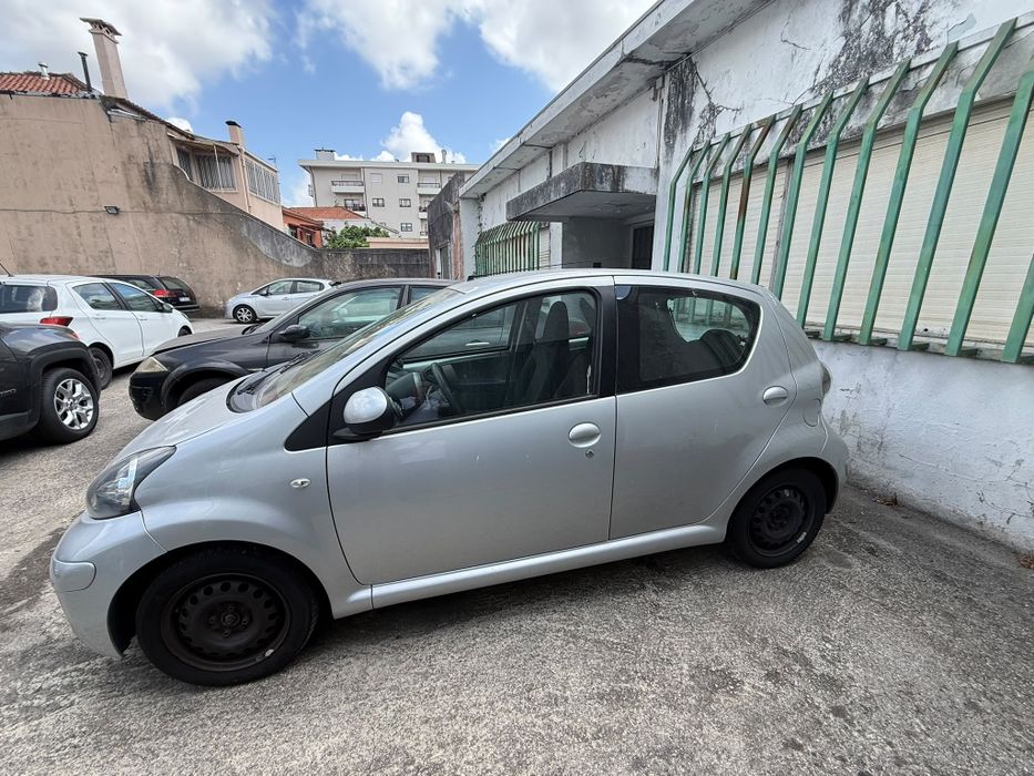 TOYOTA  2011 impecável