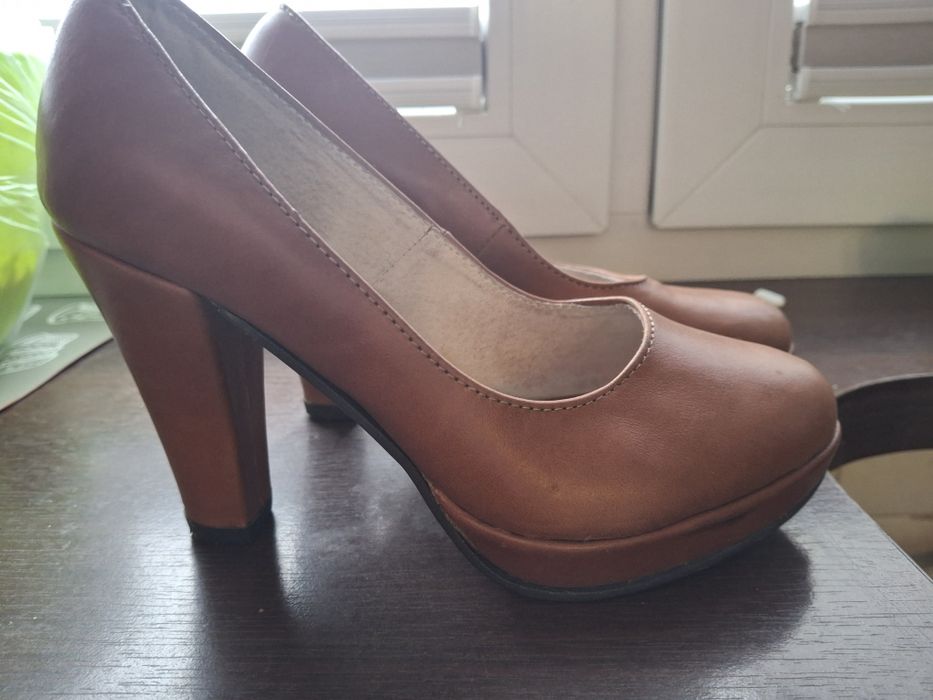 Damskie buty na obcasie , skórzane. 37