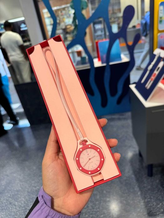 Pożądany Swatch AP Otto Rosso – różowy dial, safir z przodu i tyłu