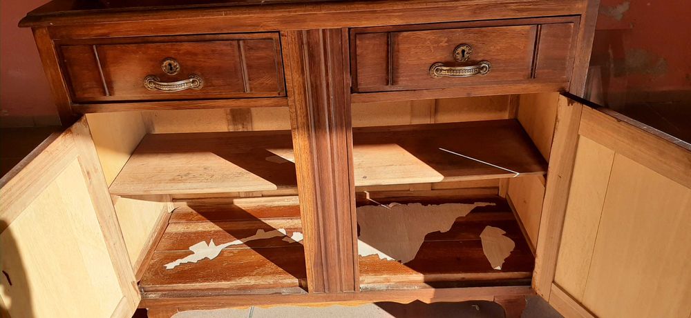 Armário antigo com espelhos