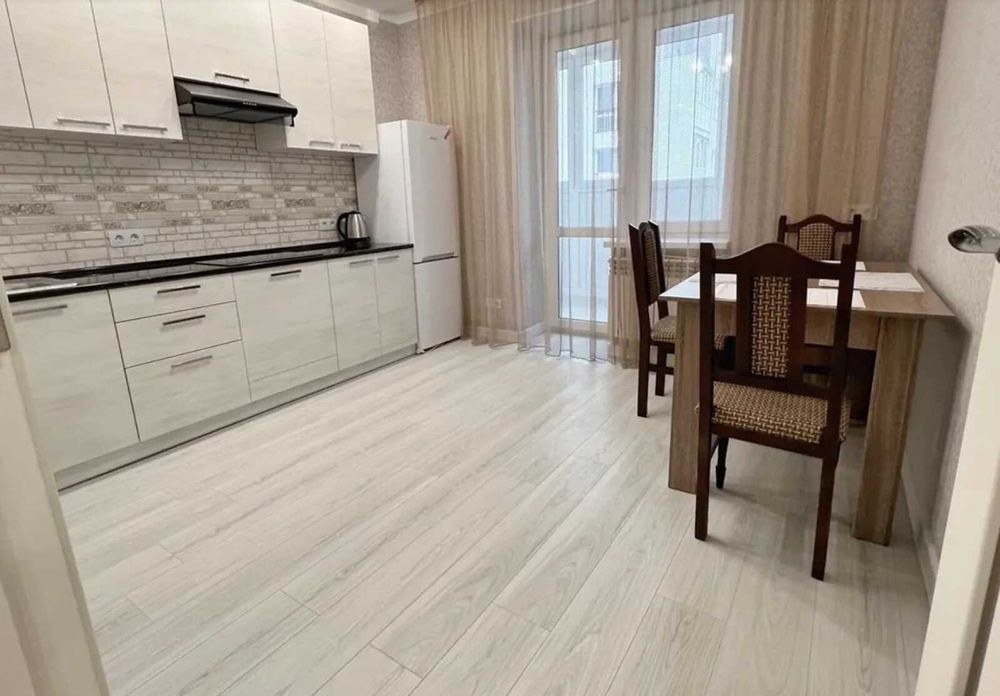 Здаэться великогабаритна 1но кімнатна квартира з новим ремонтом, все є