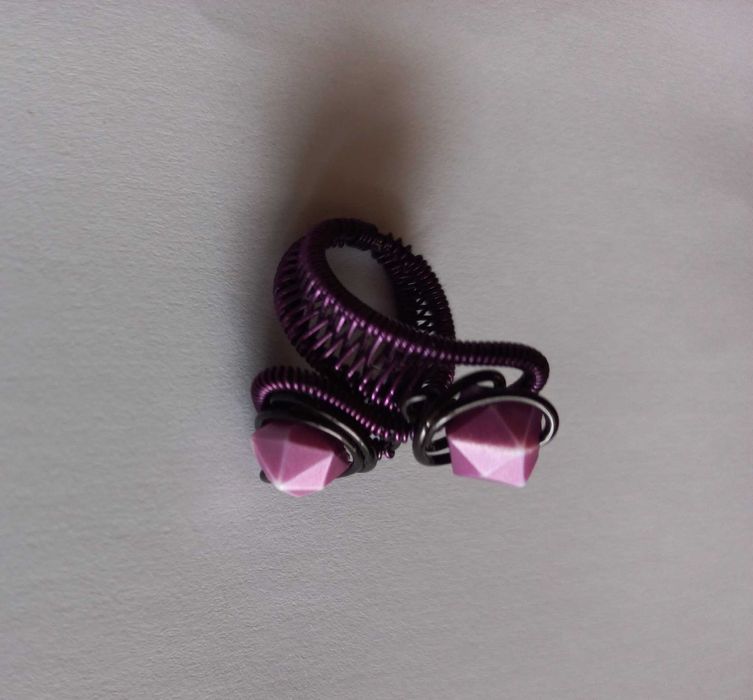 Várias peças de bijuteria