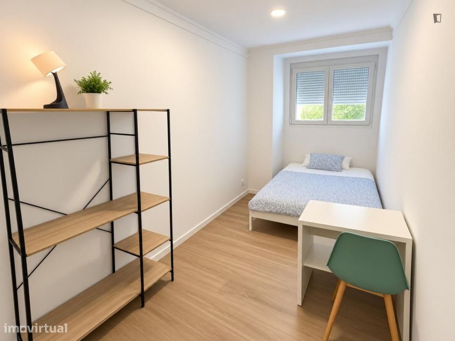 Quarto - localizado em Campolide Lisbon