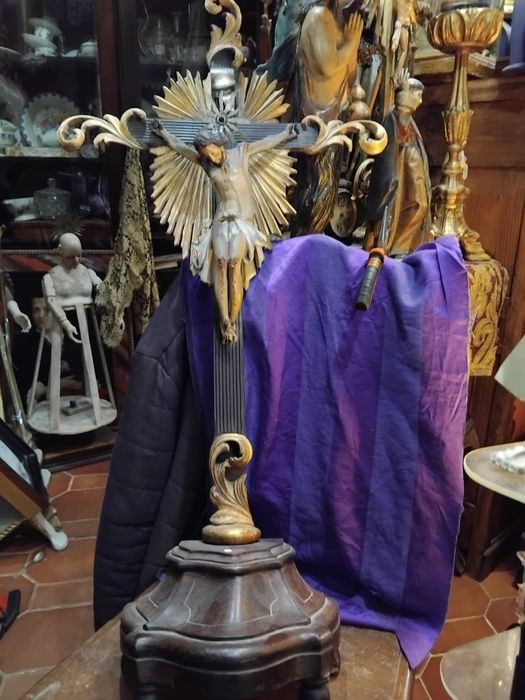 Crucifixo antigo em madeira e prata  policromado