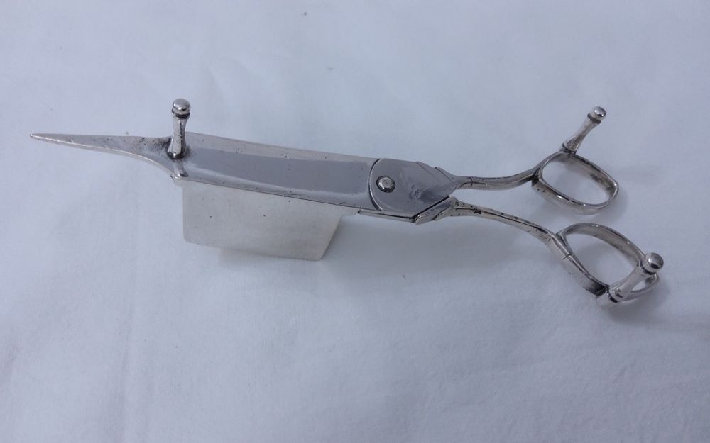 TESOURA de MORROES , do séc.  XVIII , em prata Guimarães Coroa