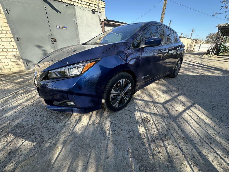 Продаю Nissan leaf