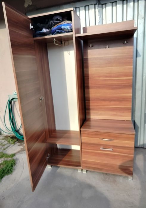 Sprzedam garderobę 200 zl