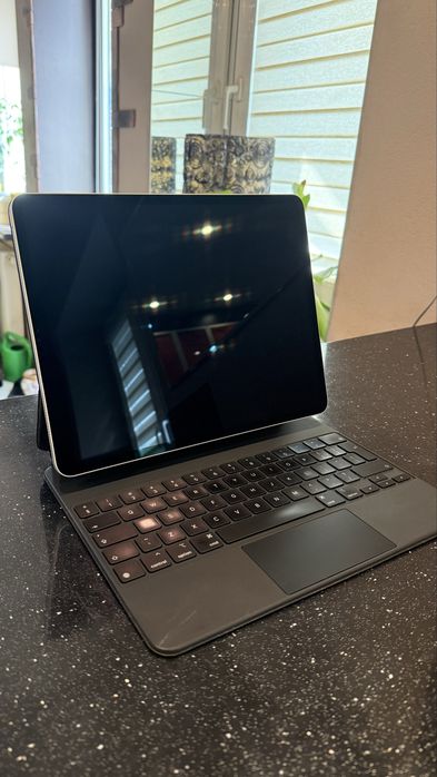 iPad Pro 12.9 4th Gen (512 GB) Wi-Fi + Cellular + oryginalna klawiatura z etui