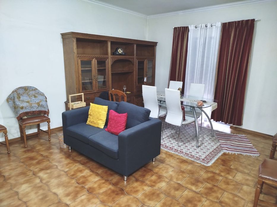 Alugam-se 2 quartos em apartamento no centro