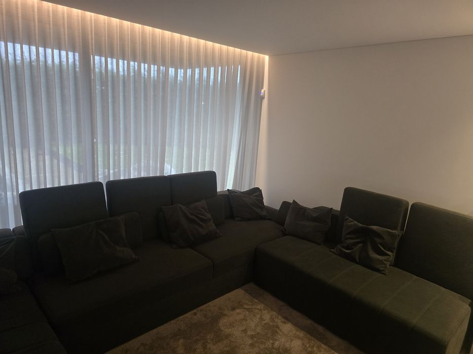 Sofa de sala em tom verde musgo