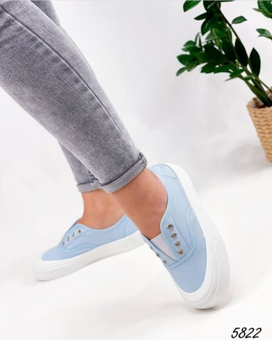 Продаю женские кеды