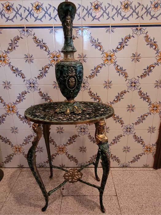 Jarrão e mesa em ferro