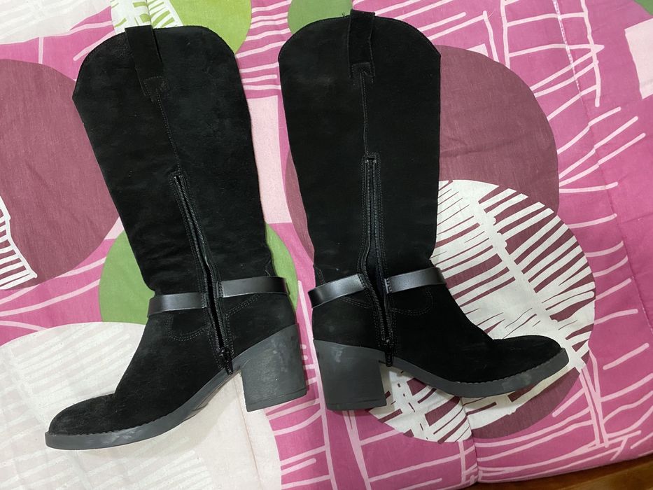 Bota de cano alto preta com corrente