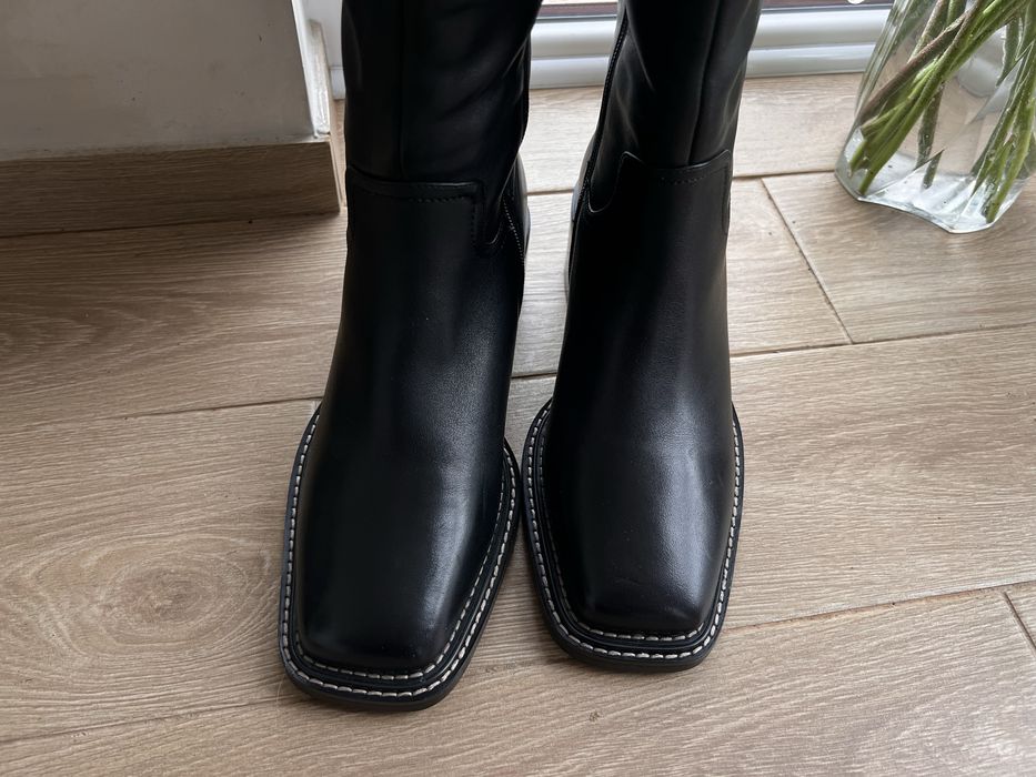 Нові шкіряни чоботи