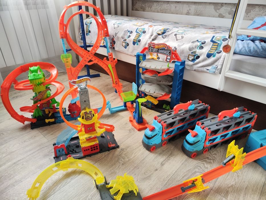 Ігровий набір Хот Вілс Велс Hot wheels трек, гараж, траса, автовоз,трасса