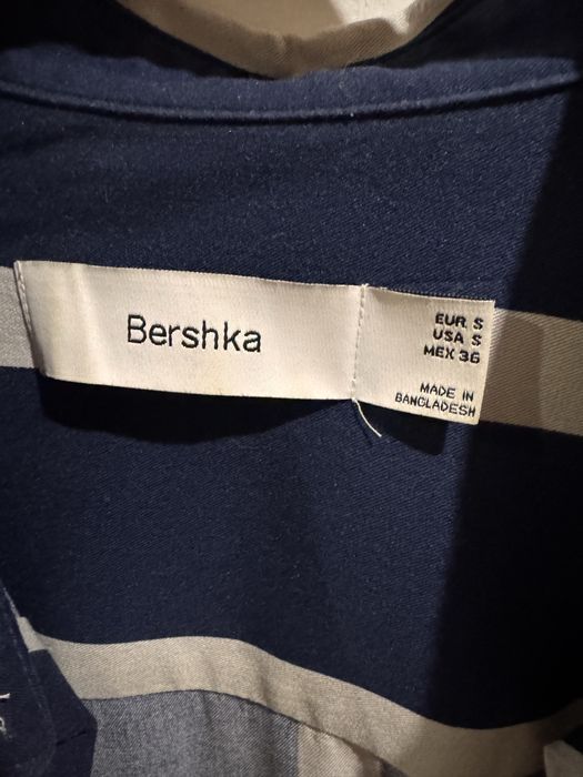 Camisa berska manga curta.