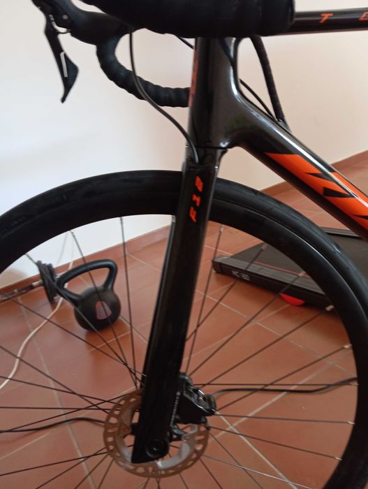 Bicicleta de ciclismo KTM carbono