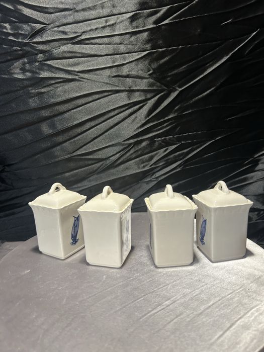 Zestaw czterech ceramicznych pojemników na przyprawy  styl holenderski
