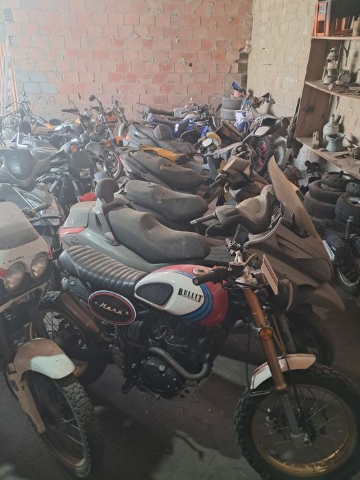 Várias motas para peças